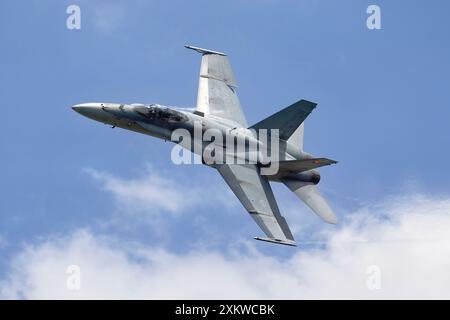 McDonnell Douglas CF-188 von der Royal Canadian Air Force zeigt sich bei der Royal International Air Tattoo 2024 auf der RAF Fairford. Stockfoto