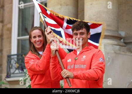 Die Briten Helen Glover und Tom Daley während der Ankündigung des Team GB Flagbearer in der britischen Botschaft in Paris. Das Paar wird die Union Flag im Namen des Teams bei der Flottenprozession auf der seine am Freitag tragen, nachdem der Chef de Mission Mark England vom Team GB eingeladen wurde, dies zu tun, während des Mannschaftsempfangs in der britischen Botschaft heute Abend. Bilddatum: Mittwoch, 24. Juli 2024. Stockfoto