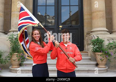 Die Briten Helen Glover und Tom Daley während der Ankündigung des Team GB Flagbearer in der britischen Botschaft in Paris. Das Paar wird die Union Flag im Namen des Teams bei der Flottenprozession auf der seine am Freitag tragen, nachdem der Chef de Mission Mark England vom Team GB eingeladen wurde, dies zu tun, während des Mannschaftsempfangs in der britischen Botschaft heute Abend. Bilddatum: Mittwoch, 24. Juli 2024. Stockfoto