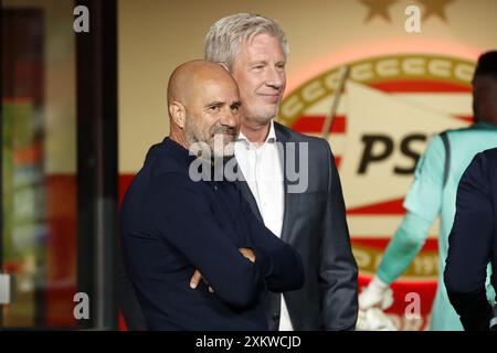 EINDHOVEN - (l-r) PSV Eindhoven Trainer Peter Bosz, PSV General Manager Marcel Brands während des Freundschaftsspiels zwischen PSV Eindhoven und FC Eindhoven im Phillips Stadion am 24. Juli 2024 in Eindhoven, Niederlande. ANP | Hollandse Hoogte | BART STOUTJESDIJK Stockfoto