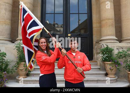 Die Briten Helen Glover und Tom Daley während der Ankündigung des Team GB Flagbearer in der britischen Botschaft in Paris. Das Paar wird die Union Flag im Namen des Teams bei der Flottenprozession auf der seine am Freitag tragen, nachdem der Chef de Mission Mark England vom Team GB eingeladen wurde, dies zu tun, während des Mannschaftsempfangs in der britischen Botschaft heute Abend. Bilddatum: Mittwoch, 24. Juli 2024. Stockfoto