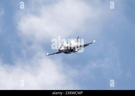 McDonnell Douglas CF-188 von der Royal Canadian Air Force zeigt sich bei der Royal International Air Tattoo 2024 auf der RAF Fairford. Stockfoto