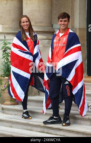 Die Briten Helen Glover und Tom Daley während der Ankündigung des Team GB Flagbearer in der britischen Botschaft in Paris. Das Paar wird die Union Flag im Namen des Teams bei der Flottenprozession auf der seine am Freitag tragen, nachdem der Chef de Mission Mark England vom Team GB eingeladen wurde, dies zu tun, während des Mannschaftsempfangs in der britischen Botschaft heute Abend. Bilddatum: Mittwoch, 24. Juli 2024. Stockfoto