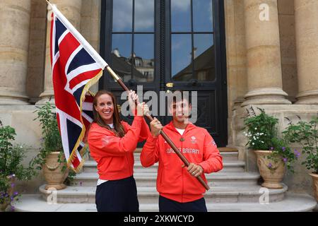 Die Briten Helen Glover und Tom Daley während der Ankündigung des Team GB Flagbearer in der britischen Botschaft in Paris. Das Paar wird die Union Flag im Namen des Teams bei der Flottenprozession auf der seine am Freitag tragen, nachdem der Chef de Mission Mark England vom Team GB eingeladen wurde, dies zu tun, während des Mannschaftsempfangs in der britischen Botschaft heute Abend. Bilddatum: Mittwoch, 24. Juli 2024. Stockfoto