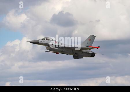 General Dynamics F-16AM Fighting Falcon der Royal Danish Air Force zeigt sich bei der Royal International Air Tattoo 2024 auf der RAF Fairford. Stockfoto