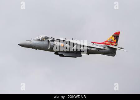 McDonnell Douglas EAV-8B Harrier II von der spanischen Marine zeigt bei der Royal International Air Tattoo 2024 auf der RAF Fairford. Stockfoto