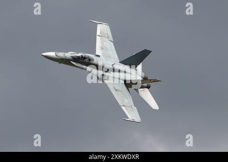 McDonnell Douglas CF-188 von der Royal Canadian Air Force zeigt sich bei der Royal International Air Tattoo 2024 auf der RAF Fairford. Stockfoto