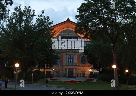 Bayreuth, Deutschland. Juli 2024. Das Festspielhaus Bayreuth im Abendlicht vor Beginn der Bayreuther Festspiele. Darlegung: Daniel Löb/dpa/Alamy Live News Stockfoto