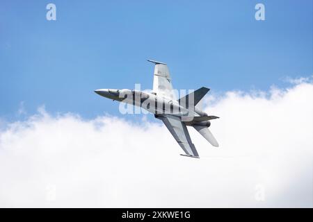 McDonnell Douglas CF-188 von der Royal Canadian Air Force zeigt sich bei der Royal International Air Tattoo 2024 auf der RAF Fairford. Stockfoto