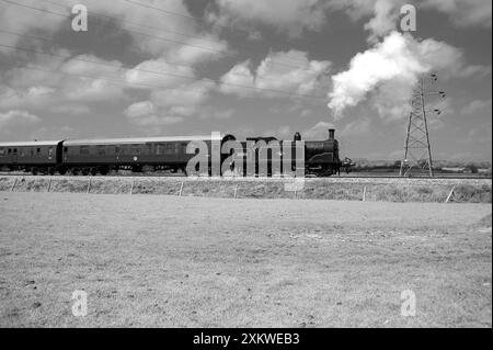 '30053' und Zug in der Nähe von Northiam. Stockfoto