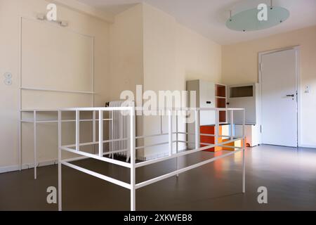 Haus am Horn, erstes Bauhausmodell. Kinderzimmer mit mehrfarbigen Würfeln und Kindergartenmöbeln. Tür zur Küche Stockfoto
