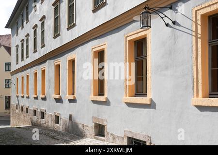 Konvergierende Perspektive einer älteren Fassade mit Fenstern in gelb lackierten Steinrahmen in Weimar. Beispiel für Perspektive Stockfoto