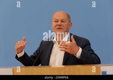 Berlin, Deutschland. Juli 2024. Bundeskanzler Olaf Scholz spricht am 24. Juli 2024 auf einer Pressekonferenz in Berlin. Scholz äußerte sich am Mittwoch bereit, bei den Bundestagswahlen 2025 eine zweite Amtszeit anzutreten. Seine offizielle Nominierung durch die SPD steht jedoch noch aus. Quelle: Li Hanlin/Xinhua/Alamy Live News Stockfoto