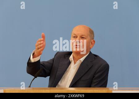 Berlin, Deutschland. Juli 2024. Bundeskanzler Olaf Scholz spricht am 24. Juli 2024 auf einer Pressekonferenz in Berlin. Scholz äußerte sich am Mittwoch bereit, bei den Bundestagswahlen 2025 eine zweite Amtszeit anzutreten. Seine offizielle Nominierung durch die SPD steht jedoch noch aus. Quelle: Li Hanlin/Xinhua/Alamy Live News Stockfoto