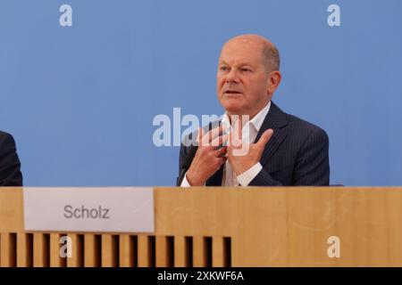 Berlin, Deutschland. Juli 2024. Bundeskanzler Olaf Scholz spricht am 24. Juli 2024 auf einer Pressekonferenz in Berlin. Scholz äußerte sich am Mittwoch bereit, bei den Bundestagswahlen 2025 eine zweite Amtszeit anzutreten. Seine offizielle Nominierung durch die SPD steht jedoch noch aus. Quelle: Li Hanlin/Xinhua/Alamy Live News Stockfoto