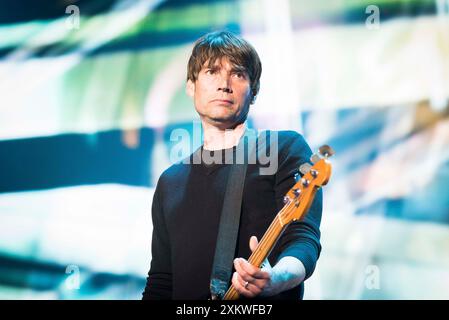 Aktenfoto vom 13. Januar 06/15 von Alex James of Blur, der live am 3. Tag des Isle of Wight Festivals 2015, Seaclose Park, Isle of Wight, auftritt. Alex James wird ein neues Buch veröffentlichen, das Blurs Comeback im Rampenlicht beschreibt, nachdem der Bassist 55 zusammen mit den anderen Mitgliedern - Leadsänger Damon Albarn, Gitarrist Graham Coxon und Schlagzeuger Dave Rowntree, 2022 eine Wembley Stadionshow ankündigte und über die Veröffentlichung neuer Musik sprach. Ausgabedatum: Mittwoch, 24. Juli 2024. Stockfoto