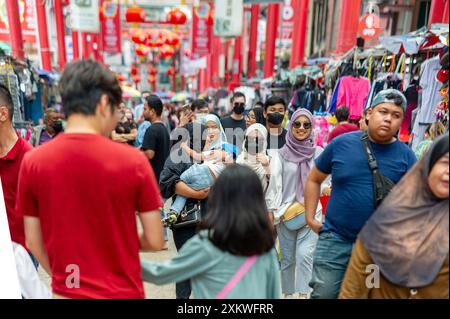 22. Februar 2023 – die Kuala Lumpur Malaysia-Petaling Street ist eine der bevölkerungsreichsten Straßen im Süden mit den vielen verschiedenen Arten von Menschen cros Stockfoto