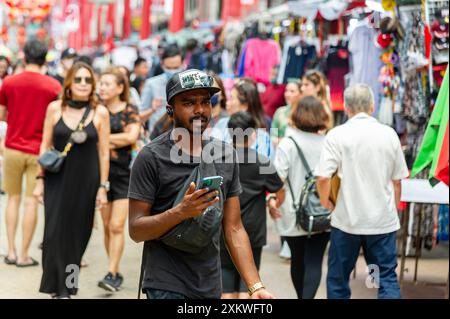 22. Februar 2023 – die Kuala Lumpur Malaysia-Petaling Street ist eine der bevölkerungsreichsten Straßen im Süden mit den vielen verschiedenen Arten von Menschen cros Stockfoto