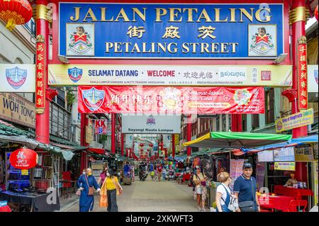 22. Februar 2023 – die Kuala Lumpur Malaysia-Petaling Street ist eine der bevölkerungsreichsten Straßen im Süden mit den vielen verschiedenen Arten von Menschen cros Stockfoto