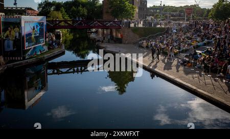 Everyman Screen on the Canal am Londoner Kings Cross am Regents Canal. Im Sommer werden kostenlose Filme gezeigt. Stockfoto