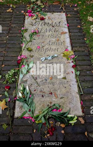 William Blake Grave - William Blake Gravestone in Bunhill Fields Grabstätte London. Stein installiert 2018, geschnitzt von Lida Cardozo, Jerusalem Vers. Stockfoto