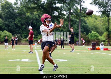 Washington Commanders Wide Receiver Mitchell Tinsley (18) macht einen Fang während des ersten Tages des Trainingslagers im OrthoVirginia Training Center im Commanders Park in Ashburn VA am 24. Juli 2024 (Alyssa Howell/ Image of Sport) Stockfoto
