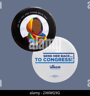 Pin-Back-Buttons für die Wahl des amtierenden US-Repräsentanten Ilhan Omar aus dem 5. Kongressbezirk in Minneapolis, Minnesota. Stockfoto