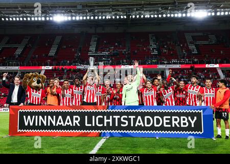 Eindhoven, Niederlande. Juli 2024. EINDHOVEN, 24.07.2024, Philips Stadium, Lichtstadderby Season 2024/2025, PSV - FC Eindhoven, PSV Spieler feiern den Sieg nach dem Spiel PSV - Eindhoven Credit: Pro Shots/Alamy Live News Stockfoto