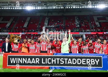 Eindhoven, Niederlande. Juli 2024. EINDHOVEN, 24.07.2024, Philips Stadium, Lichtstadderby Season 2024/2025, PSV - FC Eindhoven, PSV Spieler feiern den Sieg nach dem Spiel PSV - Eindhoven Credit: Pro Shots/Alamy Live News Stockfoto