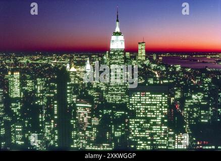 Blick auf Manhattan bei Sonnenuntergang von der Aussichtsplattform des RCA-Gebäudes aus den 1980er Jahren, New York City, USA Stockfoto