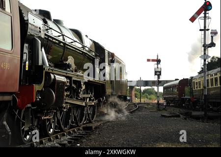 '1450' vorbei an 'Royal Scot' am IS verlässt Kidderminster Town mit einem Autozug nach Bewdley. Stockfoto