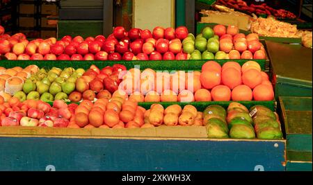 SEATTLE, WASHINGTON - 3. Juli 2023: Pike Place Market ist ein öffentlicher Markt mit Blick auf die Elliott Bay in Seattle, Washington. Das Marktangebot Stockfoto