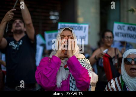 Madrid, Madrid, Spanien. Juli 2024. Eine Frau ruft während einer Demonstration vor der US-Botschaft in Madrid Slogans, um von den Vereinigten Staaten die Einhaltung des Mandats des Internationalen Strafgerichtshofs zu fordern und ihn wegen Kriegsverbrechen zu verhaften. Pro-palästinensische Gruppen riefen zu einer globalen Demonstration auf, um den Besuch des israelischen Premierministers Benjamin Netanjahu beim Kongress der Vereinigten Staaten von Amerika abzulehnen. (Kreditbild: © Luis Soto/ZUMA Press Wire) NUR REDAKTIONELLE VERWENDUNG! Nicht für kommerzielle ZWECKE! Stockfoto