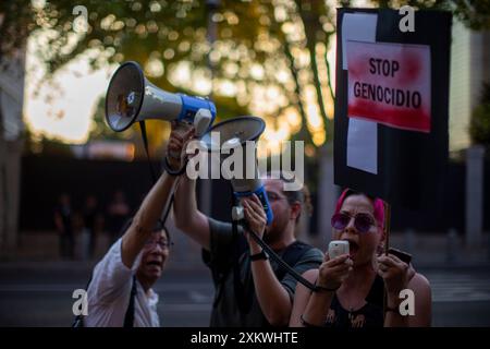 Madrid, Madrid, Spanien. Juli 2024. Während einer Demonstration vor der Botschaft der Vereinigten Staaten in Madrid ruft eine Frau in ein Megaphon, um von den Vereinigten Staaten die Einhaltung des Mandats des Internationalen Strafgerichtshofs zu fordern und ihn wegen Kriegsverbrechen zu verhaften. Pro-palästinensische Gruppen riefen zu einer globalen Demonstration auf, um den Besuch des israelischen Premierministers Benjamin Netanjahu beim Kongress der Vereinigten Staaten von Amerika abzulehnen. (Kreditbild: © Luis Soto/ZUMA Press Wire) NUR REDAKTIONELLE VERWENDUNG! Nicht für kommerzielle ZWECKE! Stockfoto