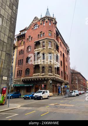 BUDAPEST, UNGARN - 21. FEBRUAR 2022: Das malerische mehrstöckige Wohngebäude in einem lebhaften Stadtteil Buda, am 21. Februar Stockfoto