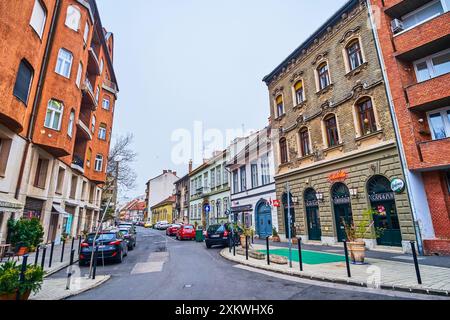 BUDAPEST, UNGARN - 21. FEBRUAR 2022: Angenehme Wohnstraße im hügeligen Stadtteil Buda, am 21. Februar in Budapest Stockfoto