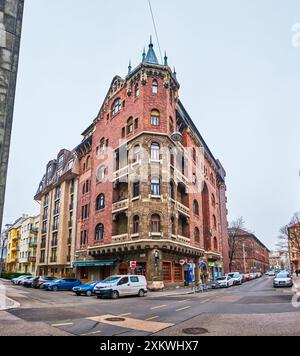 BUDAPEST, UNGARN - 21. FEBRUAR 2022: Das malerische mehrstöckige Wohngebäude in einem lebhaften Stadtteil Buda, am 21. Februar Stockfoto