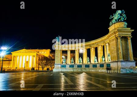 Die Kolonnade des Millenniums-Monuments, eines der bemerkenswertesten Wahrzeichen von Budapest auf dem Heroes Sqaure und dem Museum der Schönen Künste, Ungarn Stockfoto