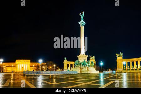 Die Kolonnade und die Säule des Millenniums-Denkmals, eines der bemerkenswertesten Wahrzeichen Budapests auf der Heroes Sqaure und dem Museum der Schönen Künste, Ungarn Stockfoto