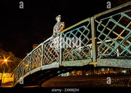 Das Denkmal für Nagy Imre auf der Brücke, befindet sich in einem kleinen Garten auf dem Harosi Tibor Platz, Budapest, Ungarn Stockfoto