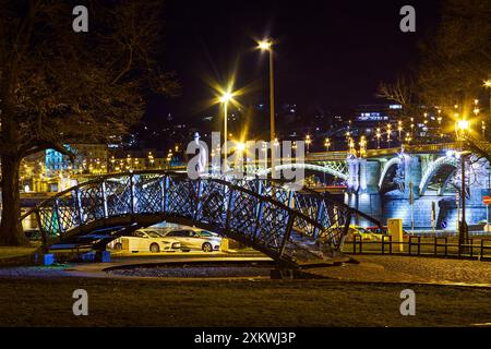 Das Denkmal für Nagy Imre auf der Brücke, befindet sich in einem kleinen Garten auf dem Harosi Tibor Platz, Budapest, Ungarn Stockfoto