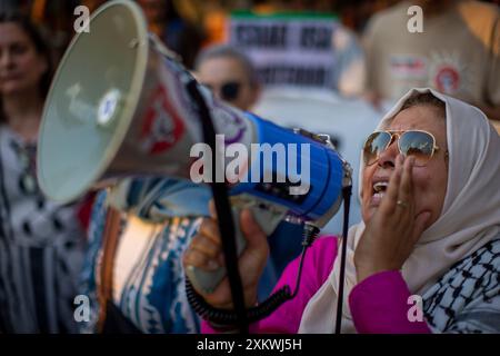 Madrid, Madrid, Spanien. Juli 2024. Während einer Demonstration vor der Botschaft der Vereinigten Staaten in Madrid ruft eine Frau in ein Megaphon, um von den Vereinigten Staaten die Einhaltung des Mandats des Internationalen Strafgerichtshofs zu fordern und ihn wegen Kriegsverbrechen zu verhaften. Pro-palästinensische Gruppen riefen zu einer globalen Demonstration auf, um den Besuch des israelischen Premierministers Benjamin Netanjahu beim Kongress der Vereinigten Staaten von Amerika abzulehnen. (Kreditbild: © Luis Soto/ZUMA Press Wire) NUR REDAKTIONELLE VERWENDUNG! Nicht für kommerzielle ZWECKE! Stockfoto