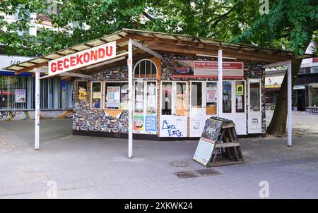 Berlin, Deutschland, 23. Juni 2024, informell errichtet türkisch-deutsches Protesthaus gegen überhöhte Mieten in Kreuzberg mit Schild: 'Informelle Siedlung' Stockfoto