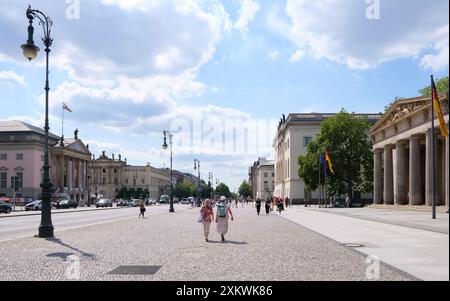 Berlin, 19. Juli 2024, Straßenszene unter den Linden mit neuer Wache, Staatsoper und Humboldt-Universität Stockfoto