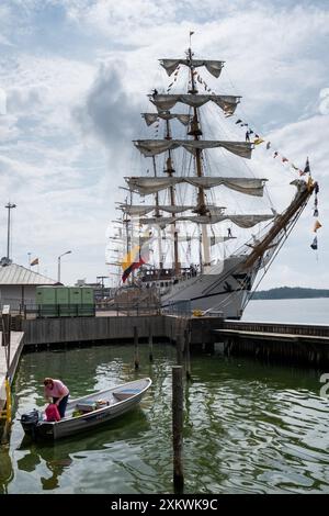 MARIEHAMN, Åland, FINNLAND - 24. JULI 2024: Das beeindruckende Großschiff Guayas aus Ecuador nimmt im Haupthafen neben dem Fährhafen seinen Platz ein. Foto: Rob Watkins/Alamy Live News. INFO: Das Tall Ships Race ist eine jährliche Segelveranstaltung mit historischen und modernen Großschiffen. Es fördert internationale Freundschaft und Jugendausbildung und zieht Teilnehmer und Zuschauer weltweit an, um maritimes Erbe und die Kunst des traditionellen Segelns zu feiern. Stockfoto