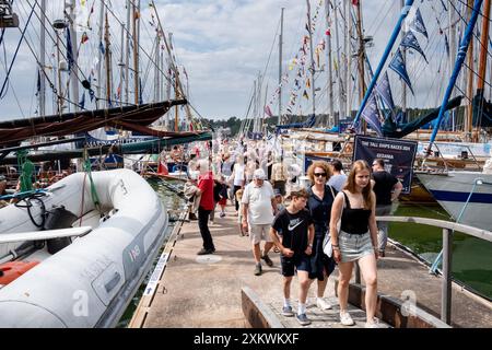 MARIEHAMN, Åland, FINNLAND - 24. JULI 2024: Besucher schlendern durch die 57 großen Schiffe, von denen viele besichtigt werden können. Tag 1 der dreitägigen Åland-Etappe des Tall Ships Race 2024 im Haupthafen, Mariehamn, Åland, Finnland. Foto: Rob Watkins/Alamy Live News. INFO: Das Tall Ships Race ist eine jährliche Segelveranstaltung mit historischen und modernen Großschiffen. Es fördert internationale Freundschaft und Jugendausbildung und zieht Teilnehmer und Zuschauer weltweit an, um maritimes Erbe und die Kunst des traditionellen Segelns zu feiern. Stockfoto