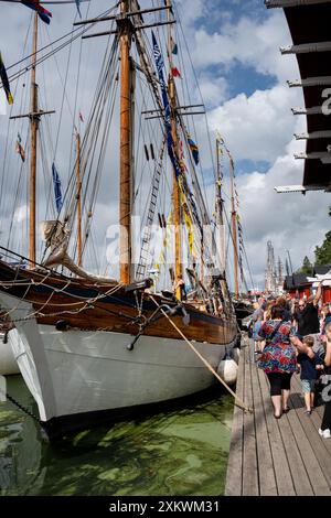 MARIEHAMN, Åland, FINNLAND - 24. JULI 2024: Besucher schlendern durch die 57 großen Schiffe und bewundern die Aussicht, von denen viele besichtigt werden können. Tag 1 der dreitägigen Åland-Etappe des Tall Ships Race 2024 im Haupthafen, Mariehamn, Åland, Finnland. Foto: Rob Watkins/Alamy Live News. INFO: Das Tall Ships Race ist eine jährliche Segelveranstaltung mit historischen und modernen Großschiffen. Es fördert internationale Freundschaft und Jugendausbildung und zieht Teilnehmer und Zuschauer weltweit an, um maritimes Erbe und die Kunst des traditionellen Segelns zu feiern. Stockfoto