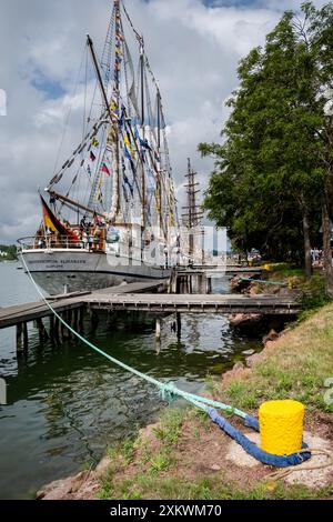 MARIEHAMN, Åland, FINNLAND – 24. JULI 2024: Erster Tag der dreitägigen Åland-Etappe des Tall Ships Race 2024 im Haupthafen, Mariehamn, Åland, Finnland. Foto: Rob Watkins/Alamy Live News. INFO: Das Tall Ships Race ist eine jährliche Segelveranstaltung mit historischen und modernen Großschiffen. Es fördert internationale Freundschaft und Jugendausbildung und zieht Teilnehmer und Zuschauer weltweit an, um maritimes Erbe und die Kunst des traditionellen Segelns zu feiern. Stockfoto