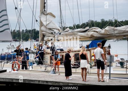 MARIEHAMN, Åland, FINNLAND - 24. JULI 2024: Die Studenten arbeiten gemeinsam an der Andockung des Großschiffs Helena. Tag 1 der dreitägigen Åland-Etappe des Tall Ships Race 2024 im Haupthafen, Mariehamn, Åland, Finnland. Foto: Rob Watkins/Alamy Live News. INFO: Das Tall Ships Race ist eine jährliche Segelveranstaltung mit historischen und modernen Großschiffen. Es fördert internationale Freundschaft und Jugendausbildung und zieht Teilnehmer und Zuschauer weltweit an, um maritimes Erbe und die Kunst des traditionellen Segelns zu feiern. Stockfoto