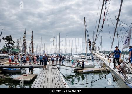 MARIEHAMN, Åland, FINNLAND - 24. JULI 2024: Die Studenten arbeiten gemeinsam an der Andockung des Großschiffs Helena. Tag 1 der dreitägigen Åland-Etappe des Tall Ships Race 2024 im Haupthafen, Mariehamn, Åland, Finnland. Foto: Rob Watkins/Alamy Live News. INFO: Das Tall Ships Race ist eine jährliche Segelveranstaltung mit historischen und modernen Großschiffen. Es fördert internationale Freundschaft und Jugendausbildung und zieht Teilnehmer und Zuschauer weltweit an, um maritimes Erbe und die Kunst des traditionellen Segelns zu feiern. Stockfoto